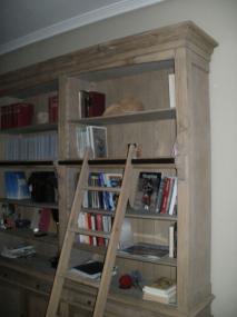 Βιβλιοθήκη Ημιμασίφ με σκάλα