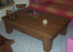 Τραπέζι από πέυκο με φυσική υφή και καρυδί χρώμα